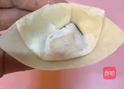 Illustration of how to make fresh meat and water chestnut dumplings 11