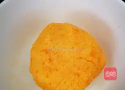 Illustration of how to make salted egg yolk quicksand buns 3