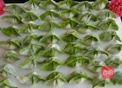 Illustration of how to make green pepper and pork dumplings 7