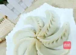 Illustration of how to make dumplings stuffed with chives and fresh meat 8