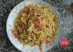 Illustration of how to make fried noodles with eggs 8