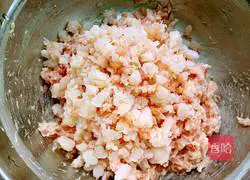 Illustration of how to make leek, egg and shrimp dumpling stuffing 4