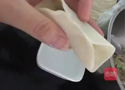 Illustration of how to make celery and pork dumplings 8