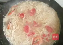 Illustration of how to make tomato, egg and prawn noodles 5