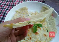 Illustration of how to make scallion pancake 10