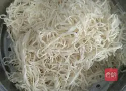Illustration of how to make shredded pork noodles 1