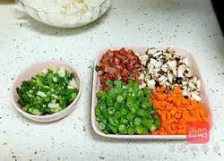 Illustration of how to make fried rice with mushrooms and green beans 3