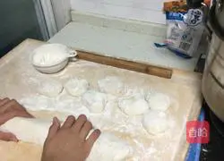 Illustration of how to make leek buns 3