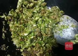 Illustration of how to make fried sophora flower noodles 2