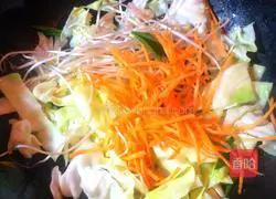 Illustration of how to make stir-fried noodles with mixed vegetables 8