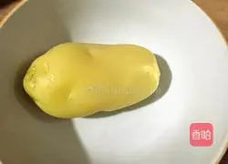 Illustration of how to make onion and potato pancakes 2