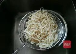 Bacon Illustration of how to make fried noodles with mixed vegetables 4