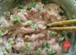 Illustration of how to make wontons stuffed with mushrooms and meat 3