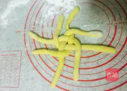 Illustration of how to make steamed buns with pumpkin and bean paste 4