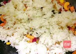 Illustration of making cashew egg fried rice 9