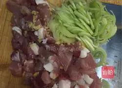 Illustration of how to make pork and scallion buns 1