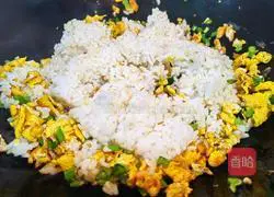 Illustration of how to make fried rice with celery and eggs 10
