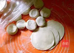 Illustration of how to make mutton and radish stuffed buns 11