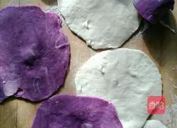 Illustration of making two-color purple potato flower steamed buns 8
