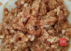 Illustration of how to make three fresh dumplings 3