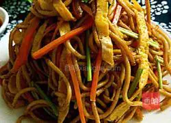 Illustration of how to make fried noodles with egg skin 9