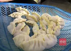 Illustration of how to make homemade cabbage and pork dumplings 5