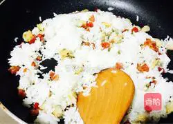 Illustration of how to make fried rice with clam meat and sausage 6