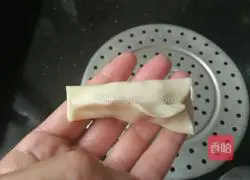 Illustration of how to make dumpling skin pot stickers 7