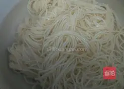 Illustration of how to make fried noodles with three shredded eggs 3
