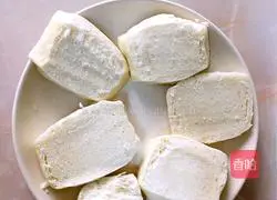 Illustration of how to make cheese and tomato baked steamed buns 1