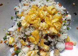 Illustration of how to make colorful vegetable fried rice 7