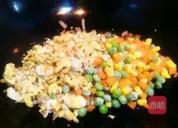 Illustration of how to make colorful fried rice with peas and corn 5