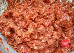 Illustration of how to make pork dumplings with garlic moss 1