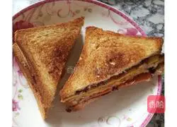 Illustration of how to make egg, ham and meat floss sandwich 8