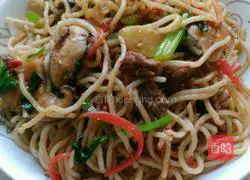 Illustration of how to make green pepper and shredded pork noodles 6