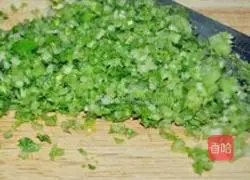 Illustration of how to make pork and celery dumplings 4