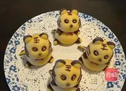 Illustration of how to make tiger steamed buns 15