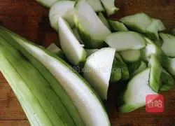 Illustration of how to make fried luffa and egg pancakes 3