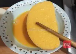 Illustration of how to make golden steamed bun slices 4