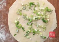 Illustration of how to make scallion pancake 5
