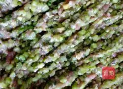 Illustration of how to make celery and mutton dumplings 3