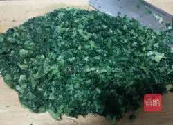 Illustration of how to make pork, mushroom, and cabbage wontons 2