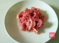 Illustration of how to make shredded pork fried rice with double pepper 6