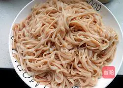 Illustration of how to make stir-fried noodles with mixed vegetables and shredded chicken 2