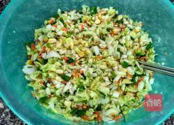 Illustration of how to make steamed buns stuffed with cabbage, carrots and meat 4