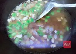 Illustration of how to make potato and sausage braised rice 16