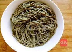 Illustration of how to make tomato, egg and tartary buckwheat noodles 8