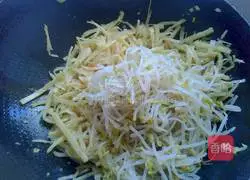 Illustration of how to make braised bean sprouts and shredded pork cakes 10