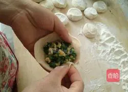 Illustration of how to make leek buns 9