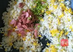 Illustration of how to make lard fried rice 7